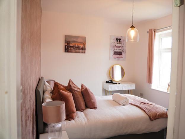 Home In Speke- 8 Mins Walk To Airport Exterior foto