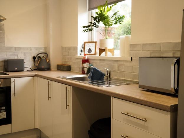 Home In Speke- 8 Mins Walk To Airport Exterior foto
